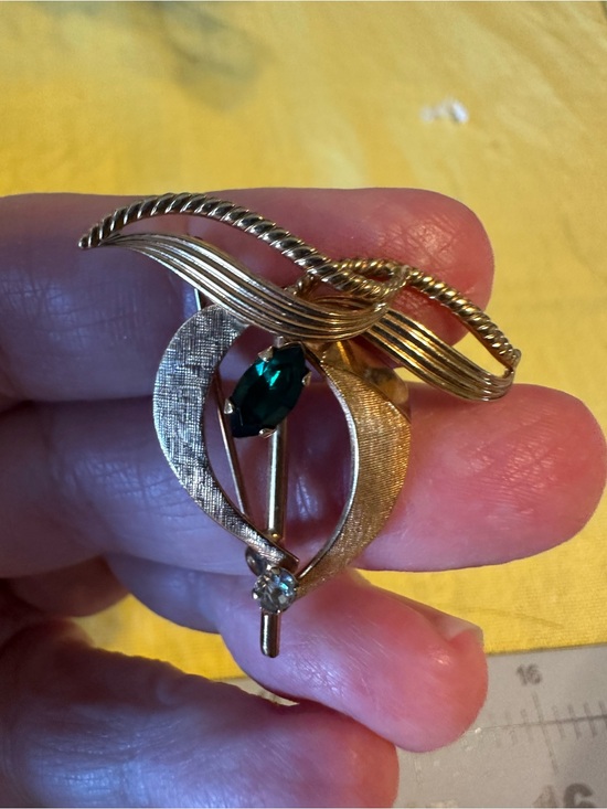 Van Dell Jewelry - Vintage 12K Gold Filled Signed VD Van Dell Designer Floral Emerald Color Brooch